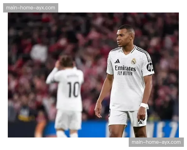 特写:姆巴佩失点后掩面,多纳鲁马扑救后怒吼鼓舞全队 特写:姆巴佩失点后掩面,多纳鲁马扑救后怒吼鼓舞全队