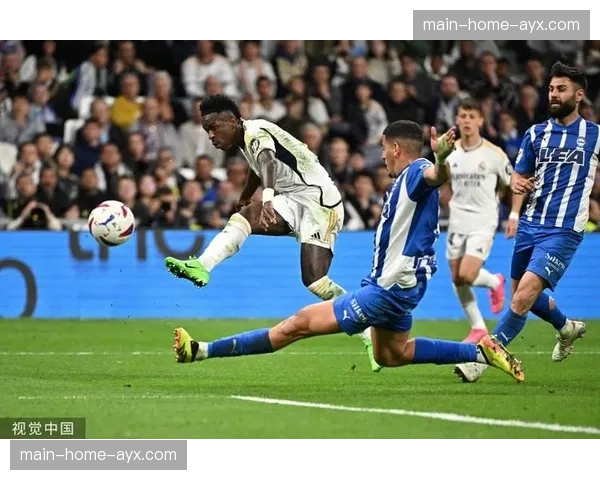 国家德比实时：维尼修斯闪电破门，皇马半场1-0领先巴萨