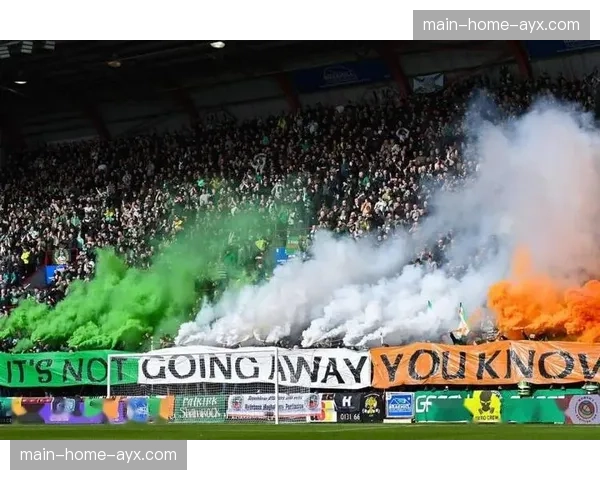 尼斯对阵雷恩比赛因球迷投掷烟火中断15分钟 尼斯对阵雷恩比赛因球迷投掷烟火中断15分钟